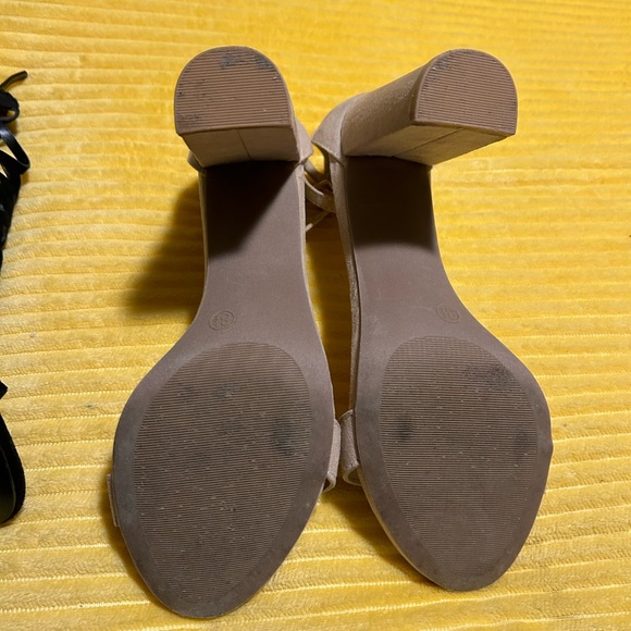 Beautiful barely worn beige LuLus! - Picture 4 of 4